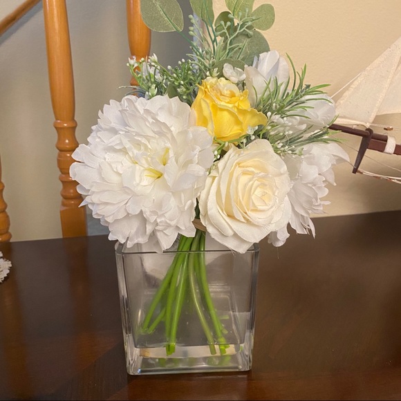 NWT FAUX FLOWERS IN GLASS VASE - Picture 4 of 6